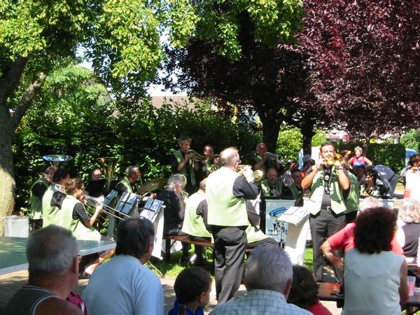 Bei einem Platzkonzert der "Rhybuebe" neben dem Saalbau in Stein zeigten die Musiker der Bevölkerung ihr Können.