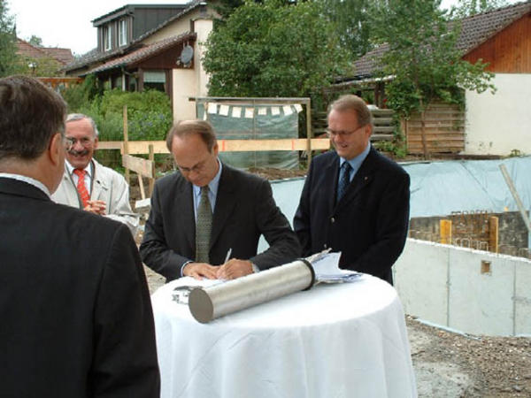 Eduardo von Achenbach, Werkleiter Novartis, bei der Unterzeichnung der Urkunde.
