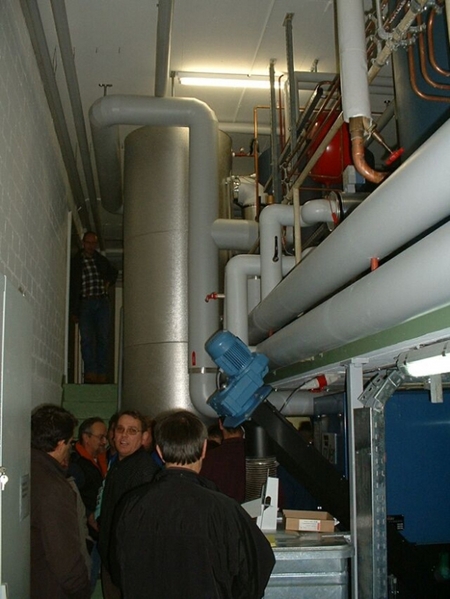 Die Heizung versorgt die Schulanlagen Brotkorb (zwei Schulhäuser und eine Turnhalle), den Saalbau und das Gemeindehaus mit Wärme. Zwei grosse Energiespeicher können die nicht benötigte Wärme zwischenspeichern und tragen damit zu einem optimalen Betrieb der Feuerung bei.
