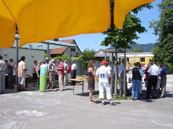 Begrüssungsapéro beim Dreifachkindergarten.
