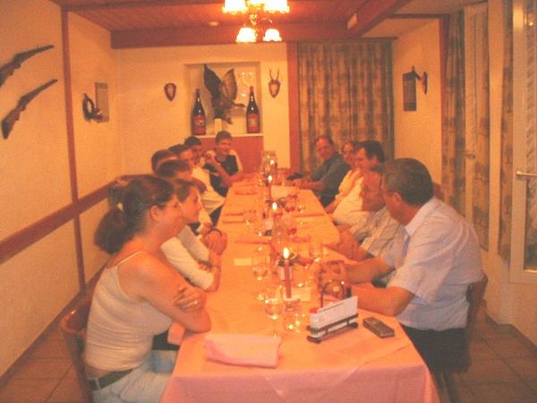 Mit einem gemeinsamen Abendessen im Gasthaus Traube in Küttingen klang der informative Abend aus. Von 34 eingeladenen Jungbürgern nahmen 8 an der Feier teil.

