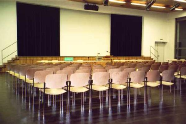 Der erste Anlass steht bevor. Der Saal in Erwartung der Gemeindeversammlung vom 7. Dezember 2001. 