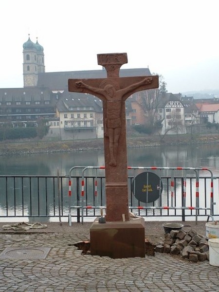 Bis zur Einweihungsfeier am 14. Dezember 2003 sind auch die Umgebungsarbeiten abgeschlossen.