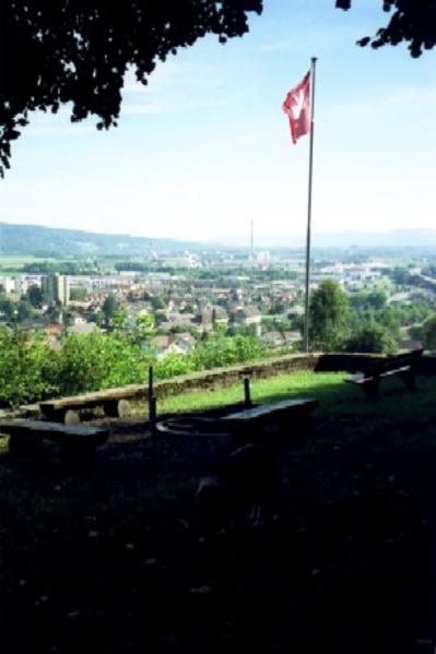 Aussicht vom Friedensplatz mit seiner grossen Feuerstelle.
