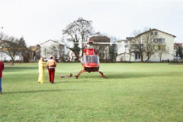 25. Januar 2001, 13.35 Uhr. Ein Helikopter wartet auf seinen Einsatz.
