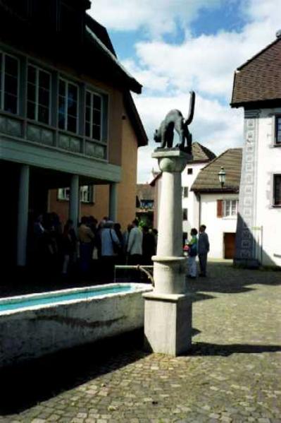 Ein Stadtbrunnen mit dem Kater Hidigeigei.
