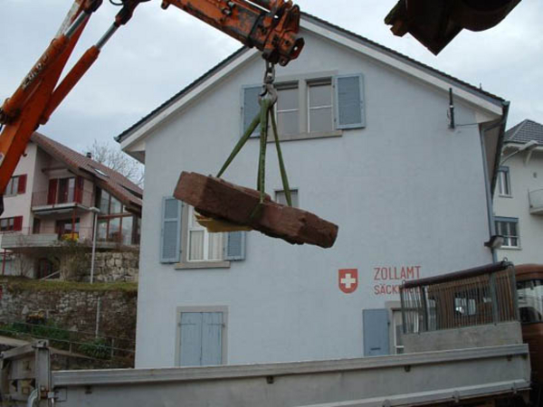Der Ladekran ersparte den Bildhauern schweisstreibende Muskelarbeit.