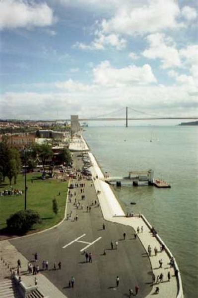 Blick in Richtung der Hängebrücke, welche der "Golden Gate-Brücke" in San Francisco nachgeahmt ist.
