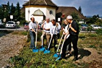 Das Spitex-Zentrum in Stein muss erweitert werden. Am 30. August 2002 fand der Spatenstich für den Erweiterungbau statt.