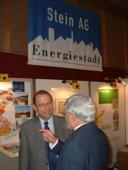 Der Landammann im Gespräch mit dem stellvertretenden Bürgermeister F. X. Schmerbeck der deutschen Nachbarstadt Bad Säckingen am Stand der Gemeinde Stein.
