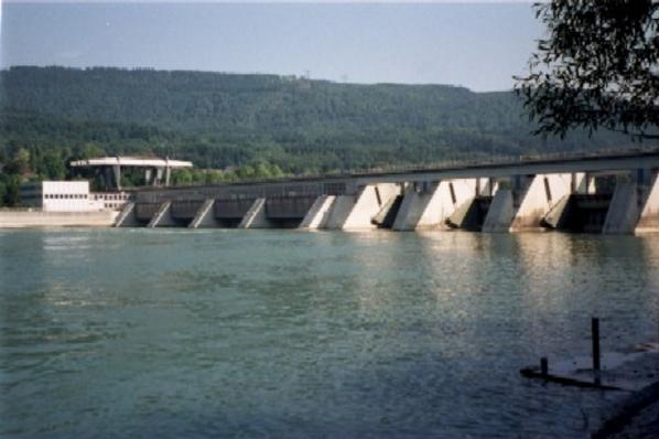 Das Rheinkraftwerk im Sommer 2000.
