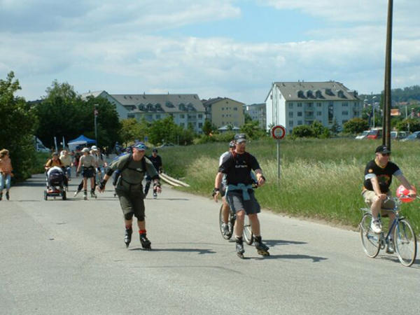 Skater, Fahrradfahrer, Rollstuhlfahrer, Pferdekutschen und Fussgänger haben die Strassen für einmal für sich alleine.

