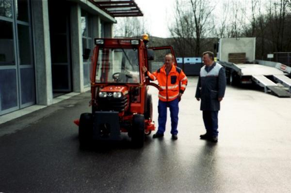 Werkleiter Jakob Glauser (links) mit dem neusten Fahrzeug der Einwohnergemeinde Stein.

