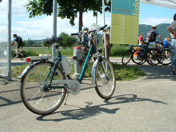 Modernste Elektrofahrräder (E-Bikes) standen für Probefahrten bereit.
