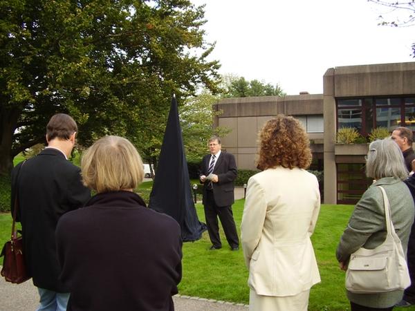 Im Rahmen des 50-jährigen Bestehens des Novartis-Werks in Stein überreichte der Gemeinderat dem Werkleiter Eduardo von Achenbach am 17. Oktober 2007 ein Kunstwerk des Fricktaler Künstlers Paul Agustoni. Die Skulptur heisst "Zentrum" und ist das Geburtstagsgeschenk der Standortgemeinde.