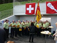 Der Männerchor singt an der Einweihungsfeier.