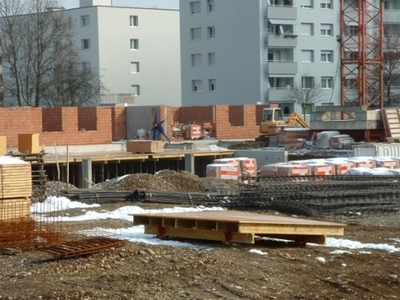 Das Erdgeschoss des ersten Wohnblocks nimmt Gestalt an.
