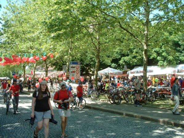 Laufenburg (CH) begrüsst die slowUp-Teilnehmerinnen und -Teilnehmer.
