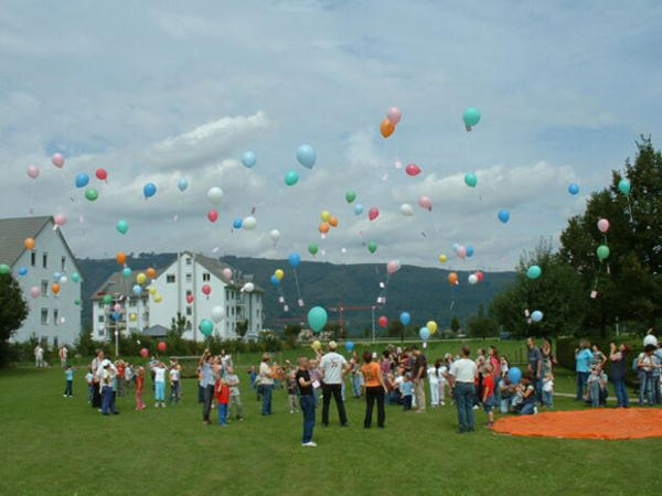 Ein Ballonwettbewerb schliesst das gelungene Dorffest ab.
