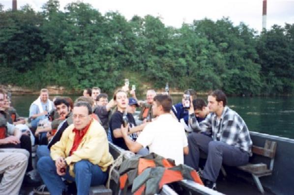 Anlässlich der Jungbürgerfeier am 1. September 2000 gingen die Jungbürgerinnen und Jungbürger mit dem Gemeinderat in den Booten der Pontoniere Mumpf auf dem Rhein.
