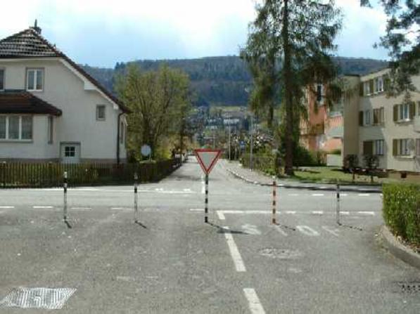 Die Absperrung hält den Durchgangsverkehr ab, so dass nur die motorisierten Anwohner diese Strasse benützen und dadurch die Schulstrasse für zahlreiche Kinder ein sicherer Schulweg ist.
