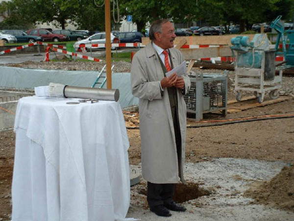 Udo Haas, Werkleiter DSM, äussert seine Gedanken zum Sinn und Zweck der Kita in Stein.

