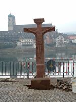Nach einer aufwändigen Sanierung wurde das historische Schönauer Kreuz (Jahrgang 1600) am Morgen des 3. Dezember 2003 an seinem neuen Standort beim Brückenkopf der Holzbrücke aufgestellt.