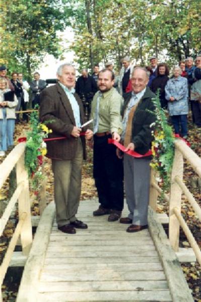 Die Brücke ist eröffnet. V.l.n.r. Gemeinderat Georges Spuhler, Schreiner Dominik Anliker (Erbauer der Brücke), VVS-Präsident Fritz Häsler.
