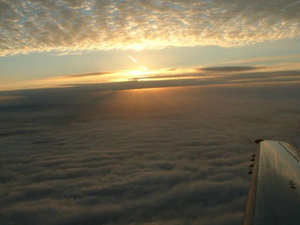 Sonnenaufgang über den Wolken.