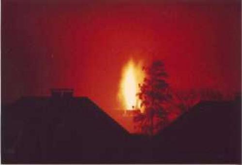Die Kesselwagen im Vollbrand.
