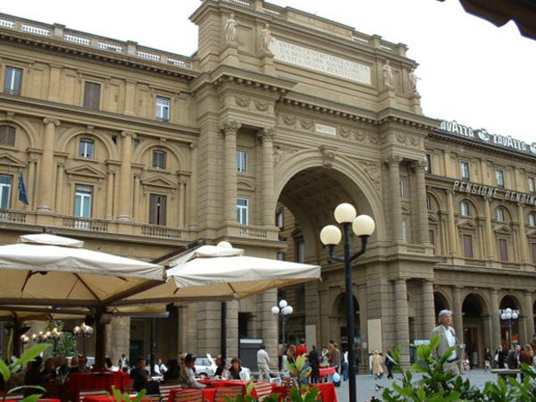 Die Plazza della Repubblica mit dem Torbogen des Palazzo Strozzi.
