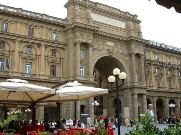 Die Plazza della Repubblica mit dem Torbogen des Palazzo Strozzi.
