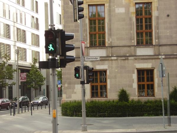Ost- und West-Ampelmännchen vereinigt. Mitten durch die Ebertstrasse verlief früher die Berliner Mauer.
