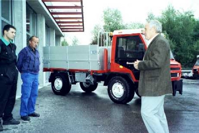 Die letzten Anweisungen von Gemeinderat Georges Spuhler vor der Fahrzeugübergabe.
