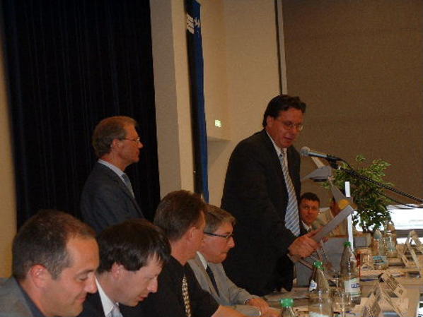 Dr. Dr. h.c. Günther Nufer (links, stehend), Bürgermeister der Stadt Bad Säckingen, begeisterte die Zuhörerinnen und Zuhörer mit einer humorvollen Rede zum Thema "Gemeindestrukturen in Deutschland - Stärken und Schwächen"

