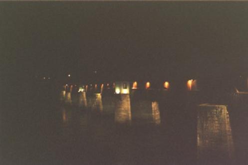 Den Weg über die Brücke nutzten viele Besucher der Silvesterparty.