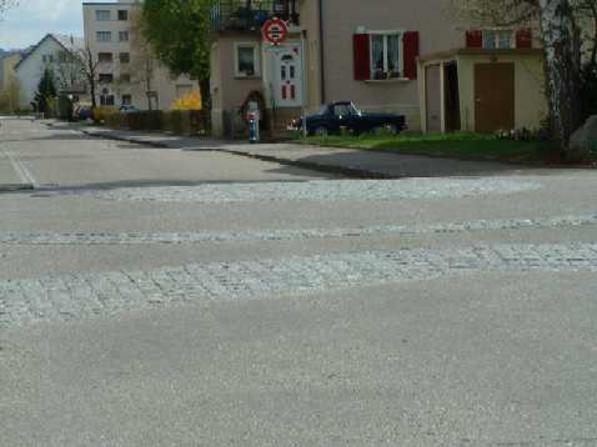 Hügel auf der Kreuzung Brotkorbstrasse/Schulstrasse.
