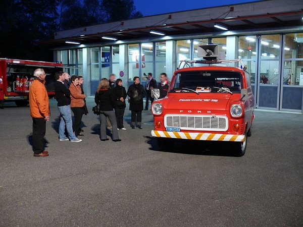 Die Feuerwehr präsentiert ihre Fahrzeuge. Das TLF und der Verkehrsbus (im Bild) werden bald ersetzt.
