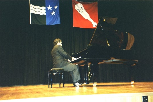 Roberto Paruzzo aus Italien stimmt musikalisch in den Festakt ein.
