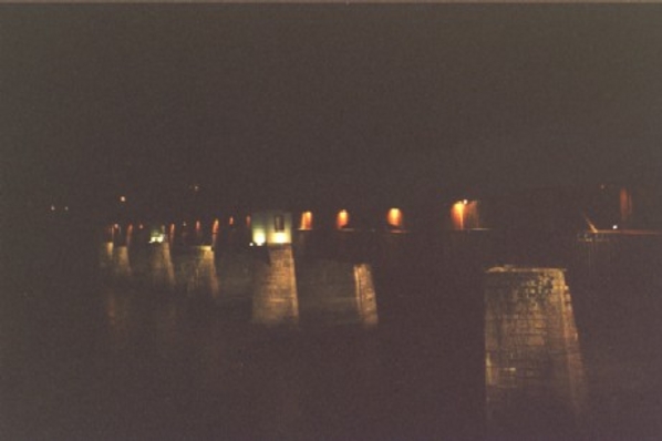 Die beleuchtete und beflaggte Holzbrücke kurz vor Neujahr 2001.