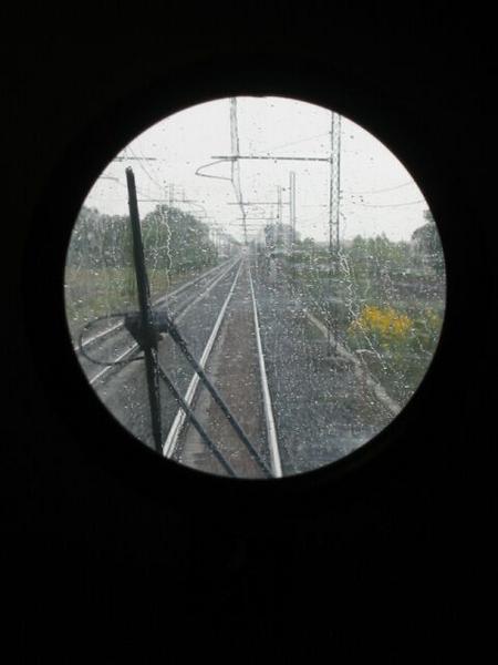 Betrachtung aus dem letzten Wagen des Cisalpino-Schnellzuges. Mit Regen verabschiedet sich Italien von seinen Gästen.
