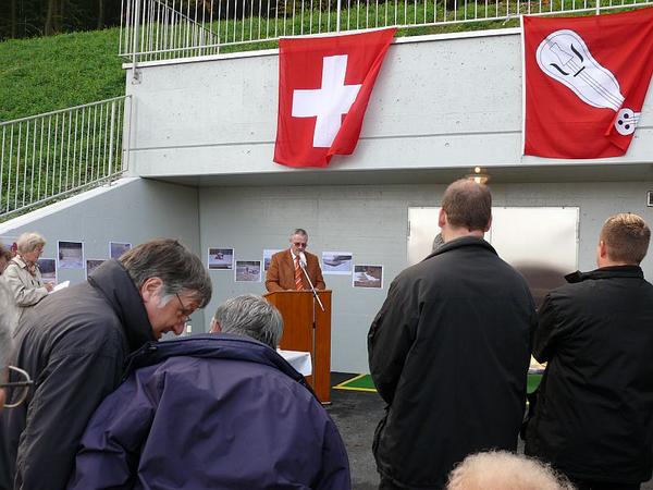Gemeinderat Walter Zumstein freut sich über die Fertigstellung des "Jahrhundertbauwerks".

