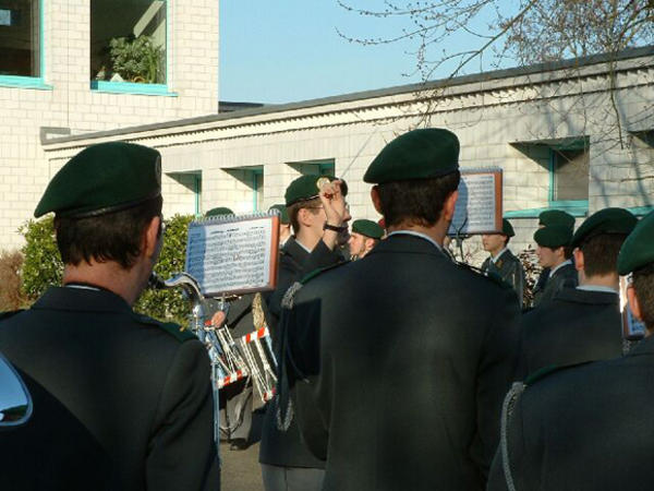 Jedes Jahr können 240 junge Musikerinnen und Musiker von der Ausbildung in den drei Rekrutens-pielen profitieren. Die Trompeter, Tambouren, Schlagzeuger und Betriebssoldaten werden während 21 Wochen fachlich und menschlich auf ihre Aufgaben in der Schweizer Militärmusik vorbereitet. 

Hauptfächer sind Instrumentalausbildung, Ensemble- und Orchesterschulung, Musiktheorie sowie Rhythmik- und Bewegungslehre. Als Abschluss erhalten die Militärmusikerinnen und -musiker die begehrten Instrumentaldiplome des Schweizer Blasmusik-verbandes SBV bzw. die Leiterdiplome des Schweizerischen Tambourenverbandes STV. Die Kader können parallel dazu die Dirigentendiplome erlangen.

Die breitgefächerte Ausbildung ermöglicht dem Orchester, die vielseitigen Aufgaben wie die musikalische Umrahmung von Staatsempfängen, Beförderungsfeiern, Fahnenzeremoniellen und Einsätzen für Armee, Bund und Öffentlichkeit kompetent zu erfüllen. Mit Saal- und Platzkonzerten 
sowie Workshops baut das Rekrutenspiel zudem eine wichtige musikalische Brücke zwischen Bevölkerung und Armee.