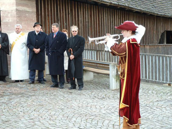 Der Baron, der Gemeindeammann und der Bürgermeister mit der Trompeterin. Ein wohl einmaliges Bild.
