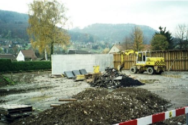 Die Erweiterung der Friedhofsanlage und der Neubau des Friedhofgebäudes sind im vollen Gange (November 2000). 