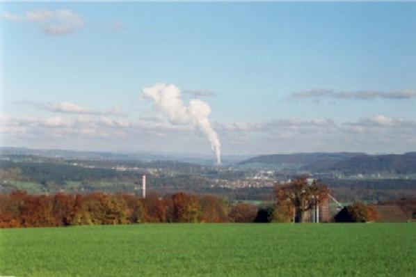 Auf der Höhe zwischen Chatzenflue und Eikerberg. Am Horizont das Kernkraftwerk Leibstadt.

