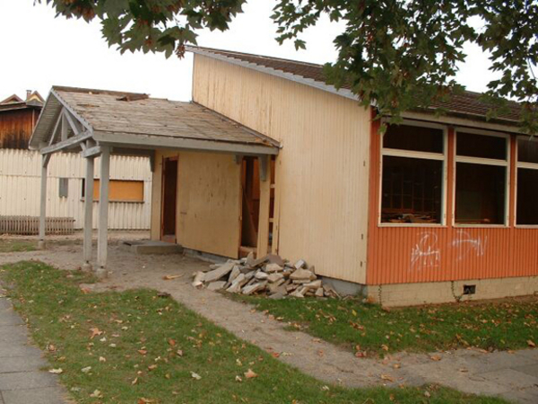 Am Morgen des 14. Oktober 2003 wurde der ausgediente Kindergarten-Pavillon an der Schulstrasse abgerissen. In diesem "Provisorium" begannen während über 30 Jahren zahlreiche Kindergartenkinder aus Stein ihren schulischen Werdegang. 
