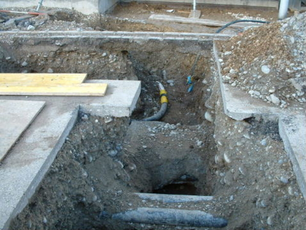 28. Januar 2003 - Aufbruch in der Gartenstrasse zwecks Anschluss des Neubaus an die öffentlichen Ver- und Entsorgungsanlagen.
