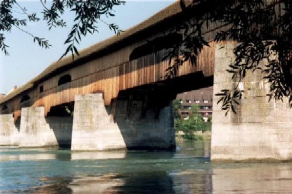 Die historische Holzbrücke.
