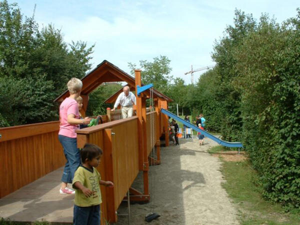 Diese Spielanlage ist der Steiner Holzbrücke über den Rhein nachempfunden.
